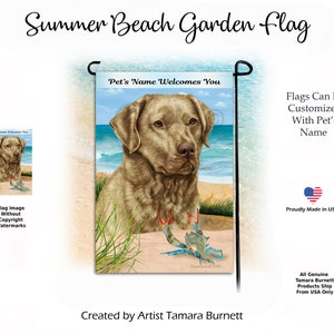 Może przedstawiać: Flaga ogrodowa przedstawiająca brązowego i białego psa rasy Chesapeake Bay Retriever na plaży z niebieskim krabem. Na fladze nadrukowany jest tekst "Pet's Name Welcomes You".