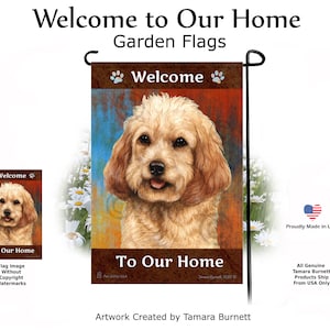 Puede incluir: Bandera de jardín "Bienvenido a nuestro hogar" con un lindo perro marrón claro y esponjoso con una expresión feliz. La bandera tiene un fondo rústico y colorido con las palabras "Bienvenido" y "A nuestro hogar" impresas en ella.