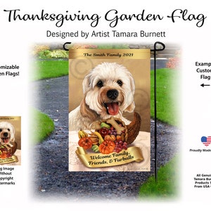 Puede incluir: Bandera de jardín de Acción de Gracias con un retrato de perro y una cornucopia de productos de la cosecha de otoño. La bandera incluye el texto "Welcome Family, Friends, & Furballs" y "The Smith Family 2021". Diseñado por la artista Tamara Burnett.