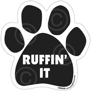 Pode incluir: Impressão de pata preta com contorno branco e o texto "RUFFIN' IT" em letras brancas.