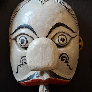 Traditionell vintage handskuren halvmask Pentul-figur från östra/centrala Java, Indonesien