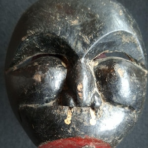 Sällsynt handskuren gammal javanesisk teakhalvmask - Doyok Clown - Kediri, östra Java