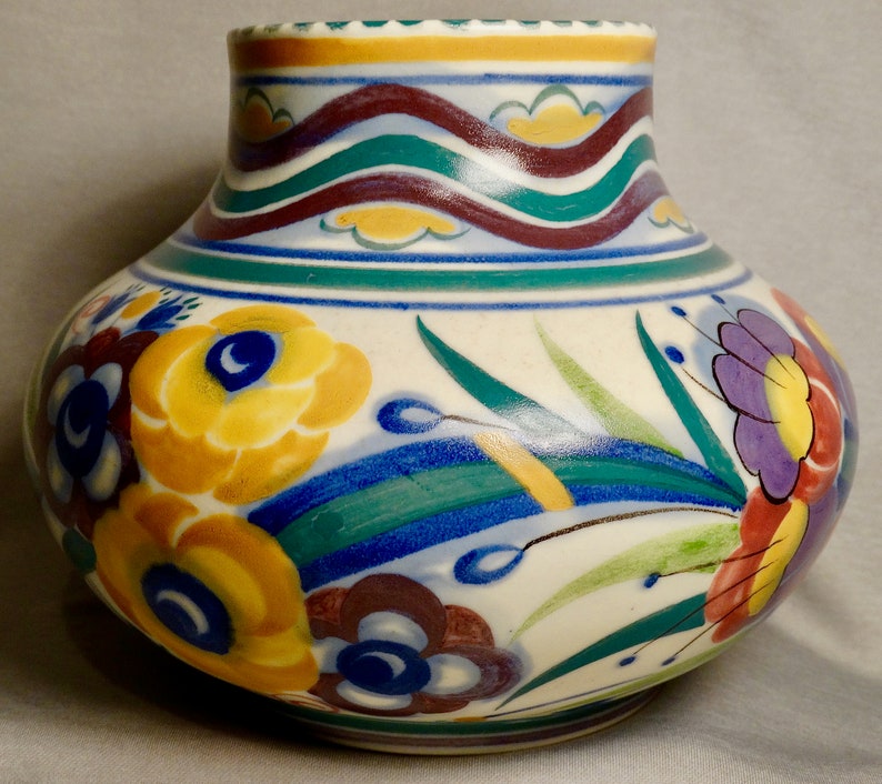 1930s hand-thrown shape \u2018424/' vase hand-painted by Eileen Prangnell in the \u2018YO\u2019 pattern POOLE designed by Truda Carter.