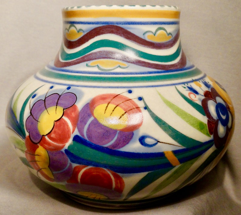 1930s hand-thrown shape \u2018424/' vase hand-painted by Eileen Prangnell in the \u2018YO\u2019 pattern POOLE designed by Truda Carter.