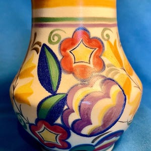 POOLE: jarrón hecho a mano, forma ‘267’, pintado a mano con el patrón ‘YW’, diseñado por Truda Adams, c. 1928-34