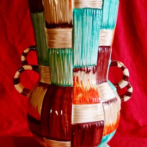 CROWN DEVON: vaso, padrão ‘Patchwork’ pintado à mão (‘A306’), c. 1934