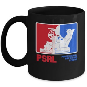 Può includere: Tazza in ceramica nera con un logo con sezioni rosse e blu e un'illustrazione bianca di una persona in un simulatore di corse. Il logo include il testo "PSRL" e "PROFESSIONAL SIM RACING LEAGUE".