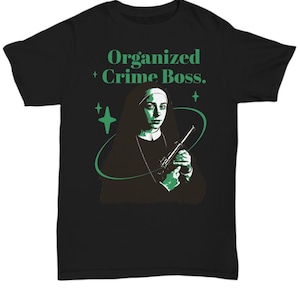 Camiseta divertida de regalo de broma de monja, regalo para monja, camiseta divertida religiosa, camiseta divertida de la mafia, camiseta de jefe del crimen organizado, camiseta de regalo de monja, sicario