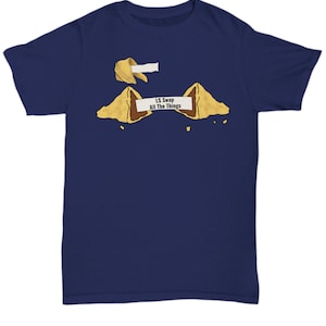 Puede incluir: Una camiseta azul marino con un gráfico de una galleta de la fortuna rota abierta con el texto "LS Swap All The Things" en el interior.