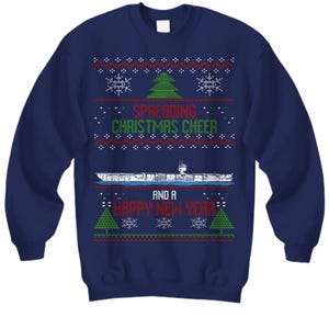 Könnte beinhalten: Marineblauer Weihnachtspullover mit einem weißen Schiff, grünen Weihnachtsbäumen und Schneeflocken. Der Pullover trägt den Text "Spreading Christmas Cheer and a Happy New Year".