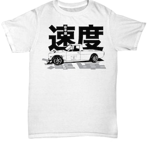 Puede incluir: Una camiseta blanca con un gráfico en blanco y negro de una camioneta pickup y caracteres japoneses que dicen "東  speed".