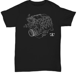 Puede incluir: Camiseta negra con un dibujo lineal blanco de un motor. El diseño muestra los componentes del motor, incluyendo la polea, las válvulas y el colector de admisión. El texto "TOOL AND DYE designs" está impreso en blanco en la parte inferior derecha.