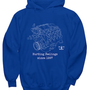 Peut inclure: Sweat-shirt à capuche bleu royal avec un contour blanc d'un moteur de voiture et le texte "Hurting feelings since 1997" et le logo "Tool and Dye Designs".