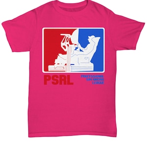 Puede incluir: Una camiseta magenta con un diseño gráfico dividido en secciones rojas y azules. El diseño incluye una imagen estilizada de un simulador de carreras y el texto "PSRL PROFESSIONAL SIM RACING LEAGUE".
