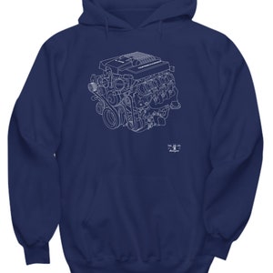 Puede incluir: Una sudadera con capucha azul marino con un contorno blanco de un motor de automóvil en la parte delantera. El motor está etiquetado como "Chevrolet" y el texto "Tool and Eye Designs" está en la parte inferior.