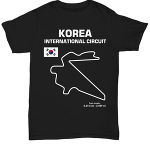 Puede incluir: Camiseta negra con un gráfico blanco del circuito de carreras internacional de Corea, la bandera de Corea del Sur y el texto "KOREA INTERNATIONAL CIRCUIT" y "Longitud de la pista: 5.615 km - 3.489 mi".