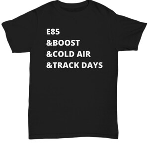 Puede incluir: Camiseta negra con texto blanco que dice "E85 & BOOST & COLD AIR & TRACK DAYS"