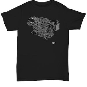 Peut inclure: T-shirt noir avec un contour blanc d'un moteur Saab B234. Le texte "SAAB" et "B 234" sont visibles sur le moteur.