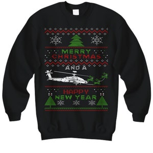 Op de afbeelding: Zwarte kersttrui met een groene kerstboom, sneeuwvlokken en een helikopter met de tekst "Prettige Kerst en een gelukkig nieuwjaar".