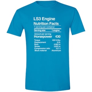Puede incluir: Una camiseta turquesa con texto blanco que detalla los datos nutricionales del motor LS3. El texto incluye información sobre potencia, par motor, cilindrada, diámetro, carrera, relación de compresión y material del bloque. La camiseta es de cuello redondo.
