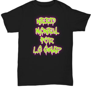 Puede incluir: Camiseta negra con texto verde y rosa que dice "NEED MONEY FOR L8 SWAP".