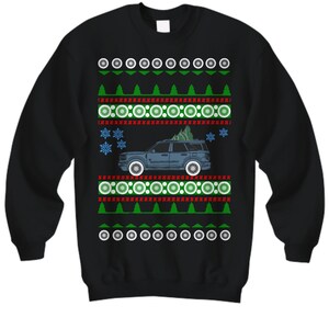Puede incluir: Suéter navideño negro con un SUV azul que lleva un árbol de Navidad. El suéter tiene un patrón repetitivo de copos de nieve, árboles y círculos.