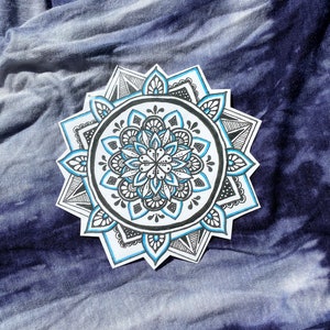 LEUKE STICKER: blauwe mandalasticker