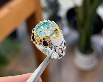 Anillo de plata con mossonita azul, anillo llamativo, anillo bicolor oro y plata, anillo de compromiso de talla redonda, anillo de diseño único, regalo para ella.