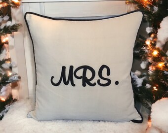 Capa de almofada decorativa bordada com letras da Sra. bordadas em tecido de linho bege claro, decoração para casa, almofada, sala de estar, presentes para ela