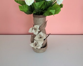 Jutevase with lilies living décor table décor