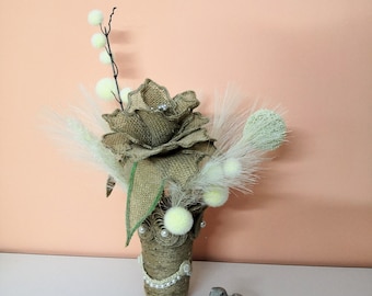 Rosa en un jarrón de yute