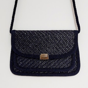 Wunderschöne kleine Vintage Navy Whicker Stofftasche. Vegan/Kunstleder. Kordelgurt Schulter/Crossbody. Perfekt für Den Sommer/Festival.