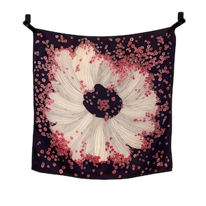 Foulard vintage à motif floral en bleu, rose et blanc au design unique