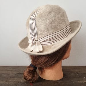 Sombrero vintage Charter de fieltro color topo y crema con caja, fabricado en Inglaterra.