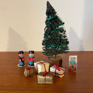 Lotto di mobili per casa delle bambole, albero di Natale vintage con giocattoli e biglietti
