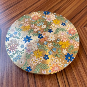 Compact Vintage Large Floral Pattern Gold Tone Metal Powder Compact
