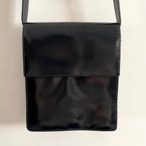 Sac à main porté épaule à rabat carré noir verni Next Charm vintage