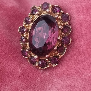 Vintage Brooch Gold Tone Purple Oval Glass