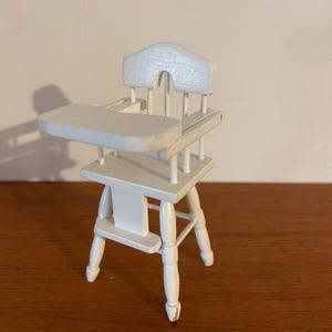 Chaise haute pour maison de poupées en bois peint en blanc, pièce de jeu pour enfants