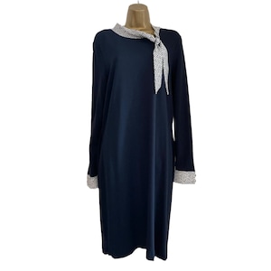 Vestido elegante vintage negro elástico con cuello de lunares azules