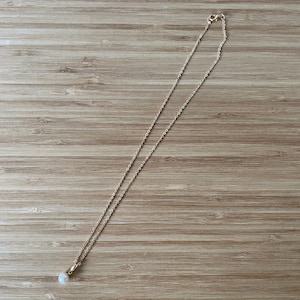 Collar vintage con colgante de gota perlada en tono dorado y cadena