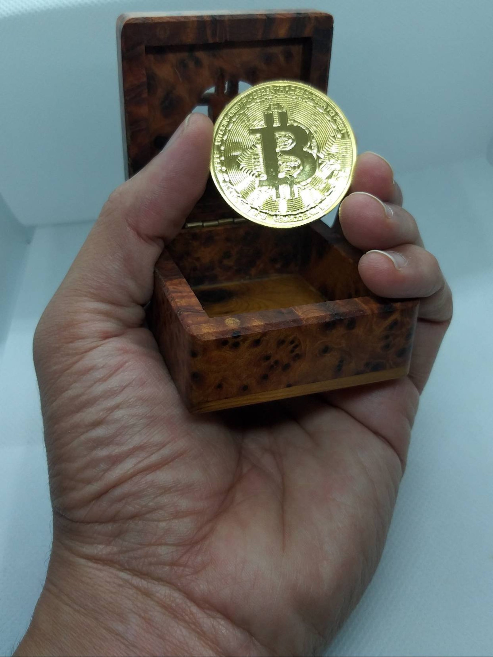 Piece currency Bitcoin crypto-currency dans boîte en bois ...