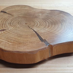 Centros de mesa únicos de madera con patas elevadas. Trozos grandes de madera. Decoración de mesa para cualquier ocasión.