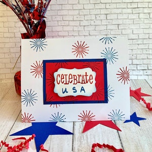 Carte rouge, blanche et bleue du 4 juillet, cartes patriotiques, carte du Jour de l’Indépendance, carte de feux d’artifice, carte de célébration, 4 juillet, feux d’artifice