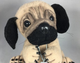 Pug de fieltro de aguja