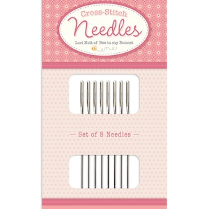 Puede incluir: Un juego de 8 agujas de punto de cruz en un paquete rosa y blanco. Las agujas son de tama&ntilde;o #26, 36,85 mm x 0,75 mm. El paquete presenta un dise&ntilde;o de abeja y el texto "Cross-Stitch Needles" y "Lori Holt of Bee in my Bonnet".