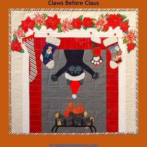 K&ouml;nnte beinhalten: Eine weihnachtliche Steppdecke mit einer schwarzen Katze in einem Kamin. Sie zeigt Str&uuml;mpfe, Weihnachtssternblumen und den Text "Claws Before Claus". Die Steppdecke ist mit einem rot-gr&uuml;n gestreiften Rand versehen.