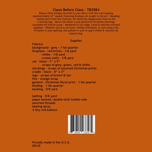 K&ouml;nnte beinhalten: Ein Wandbehangmuster mit dem Titel "Claws Before Claus - TB3584" mit Text und einem Barcode. Der Text beschreibt eine Urlaubsszene mit einer Katze, einem Schornstein und Weihnachtsstr&uuml;mpfen. Das Muster ist etwa 56 cm gro&szlig;.