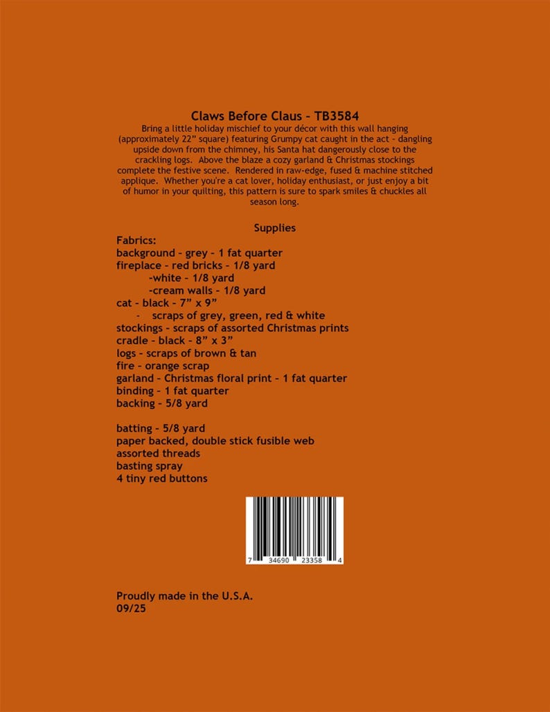 K&ouml;nnte beinhalten: Ein Wandbehangmuster mit dem Titel "Claws Before Claus - TB3584" mit Text und einem Barcode. Der Text beschreibt eine Urlaubsszene mit einer Katze, einem Schornstein und Weihnachtsstr&uuml;mpfen. Das Muster ist etwa 56 cm gro&szlig;.