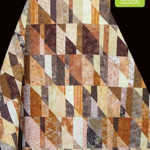 Puede incluir: Un patrón de colcha llamado "Cinnamon Toast" con un diseño geométrico de cuadrados de tela de color marrón, naranja y crema. La colcha está doblada y se muestra sobre una superficie de madera. El texto "MADISON COTTAGE DESIGN" es visible en la esquina superior derecha de la imagen.